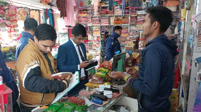 বাজার ও দ্রব্যমূল্য নিয়ন্ত্রণে রাখতে ঝালকাঠিতে বিশেষ অভিযান করেছে জেলা প্রশাসন। ছবি: পালাবদল ডটনেট